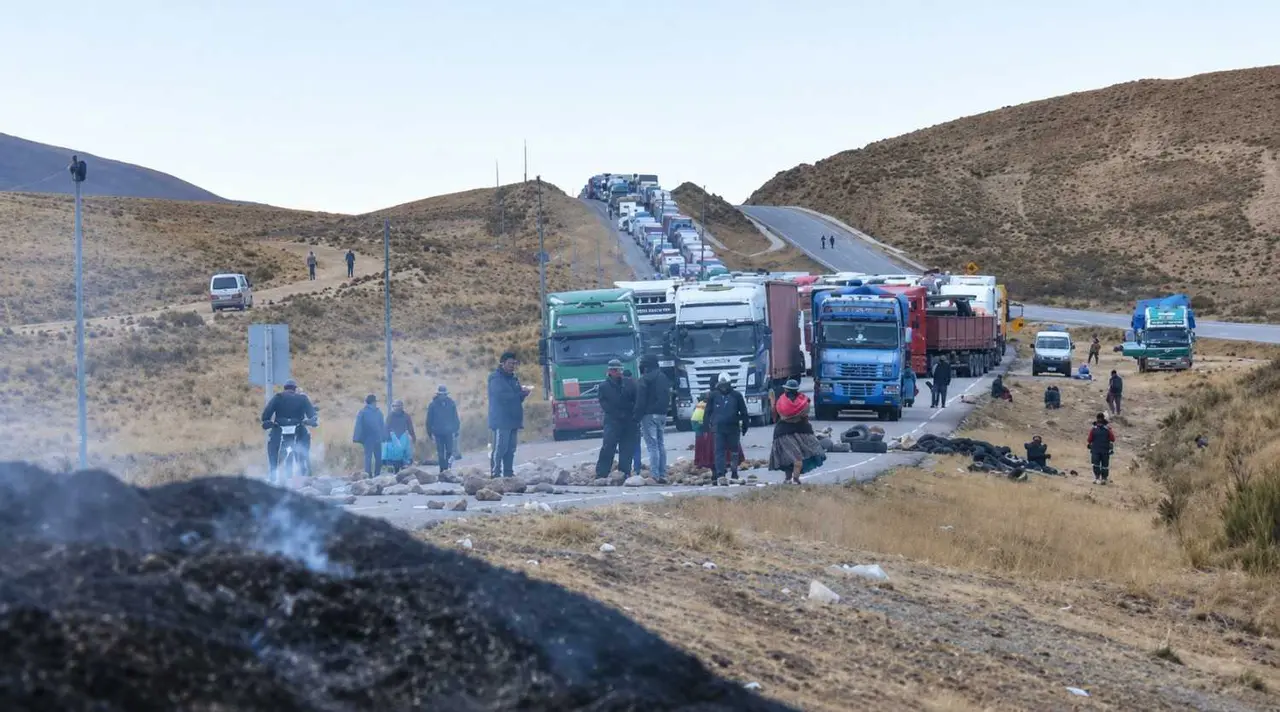 Bloqueos en la v&iacute;a La Paz - Oruro (Foto: Panamericana)