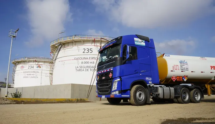 Cisternas de gasolina YPFB. (Foto. El Deber).