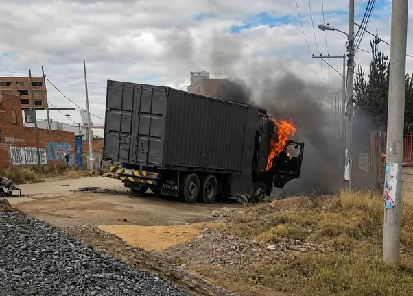 Incendian cami&oacute;n en operaci&oacute;n Corredor Humanitario (Foto: RRSS)