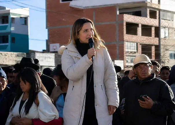 Activista socialista argentina, Mercedes Trimarchi, en marchas en La Paz (Foto: Radio Panamericana / Imagen Optimizada por Inteligencia Artificial)
