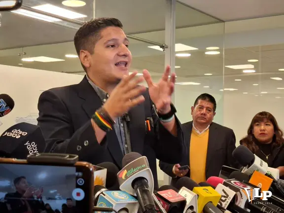 Diputado Ricardo Rada en conferencia del prensa (Foto: La Patria)