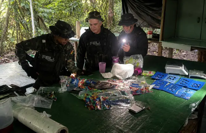 Ministro de Defensa, Ernesto Justiniano. (Foto referencial de un operativo previo en el Chapare. Imagen optimizada con IA)