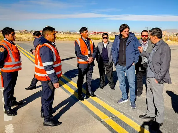 Ministro de Obras P&uacute;blicas llegando a Oruro.