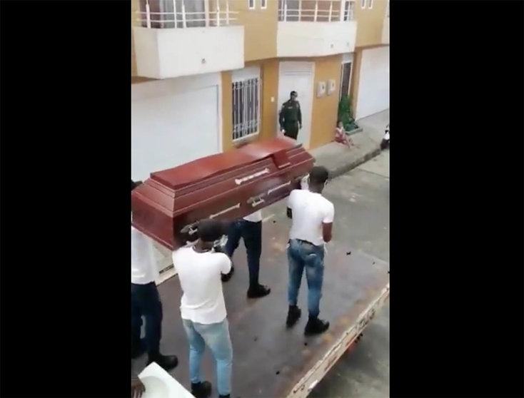VIDEO: Policías colombianos recrean video viral para concienciar sobre el COVID-19