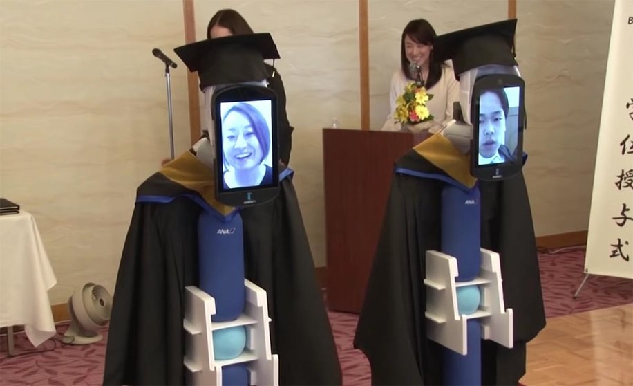 VIDEO: Una universidad japonesa celebra su graduación con robots