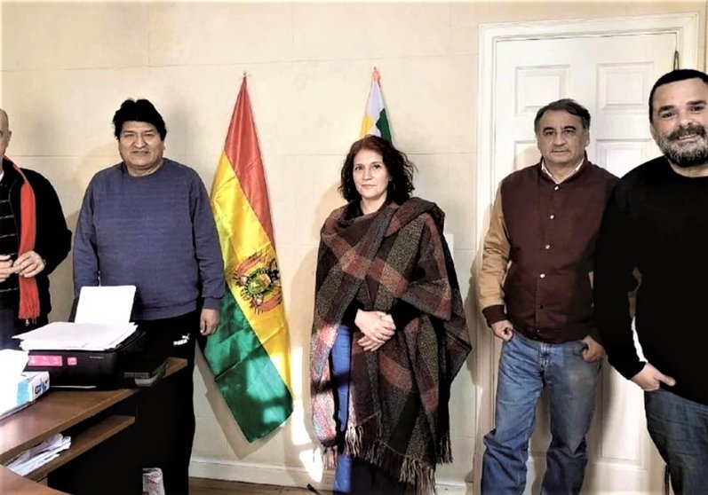 El expresidente Evo Morales junto a Depetri y otros integrantes de Es Tiempo De Igualdad Foto: @EdgardoDepetri