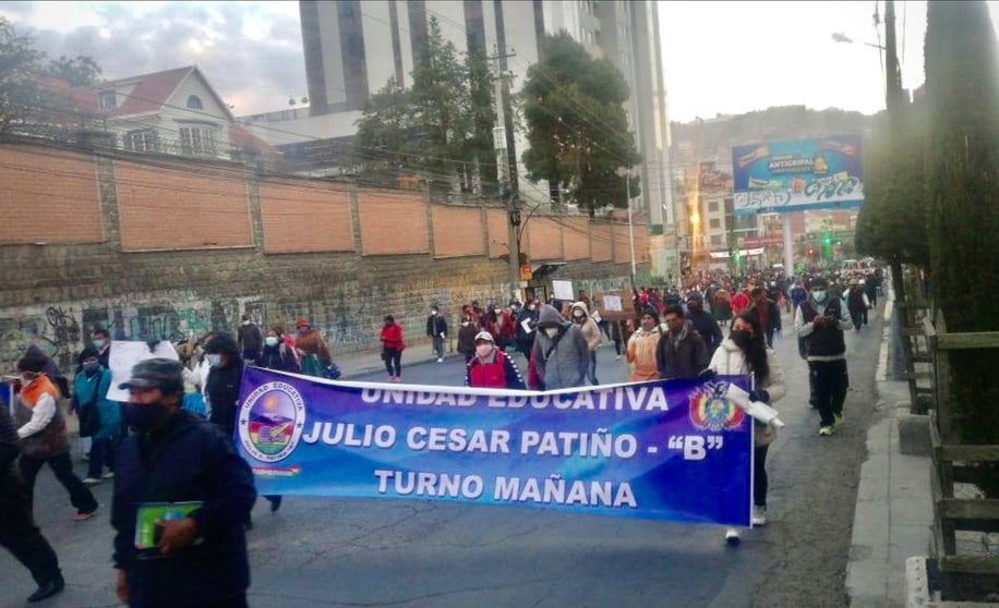 Padres de familia bloquean la zona sur de La Paz Foto: La Paz Bus