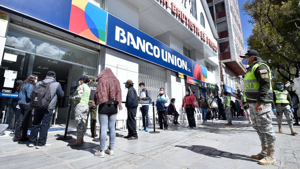 Las personas realizan filas en las puertas de los bancos para cobrar su bono Foto: APG