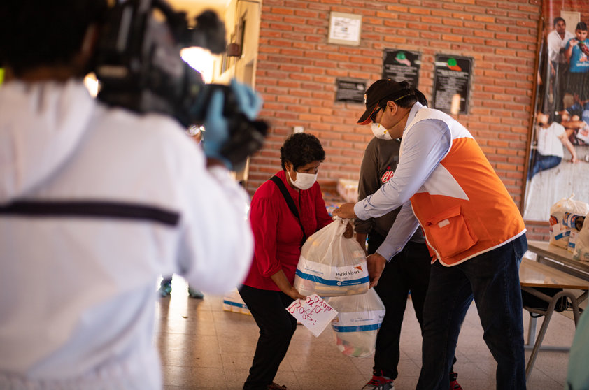 Visión Mundial Bolivia haciendo entrega de paquetes alimenticios a niñas y niños en vulnerabilidad en el marco de la campaña #Súmate Foto: WVB