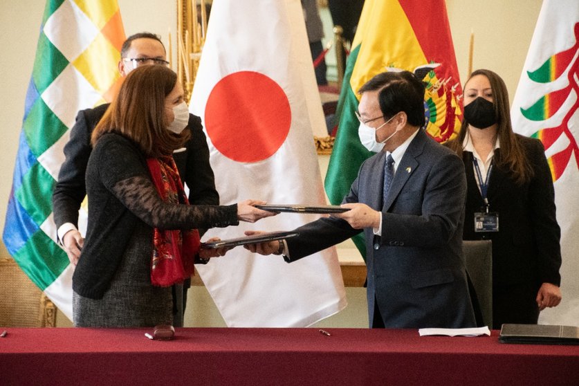 El embajador del Japón, Osamu Hokida, y la ministra de Relaciones Exteriores, Karen Longaric Foto: Cancillería de Bolivia