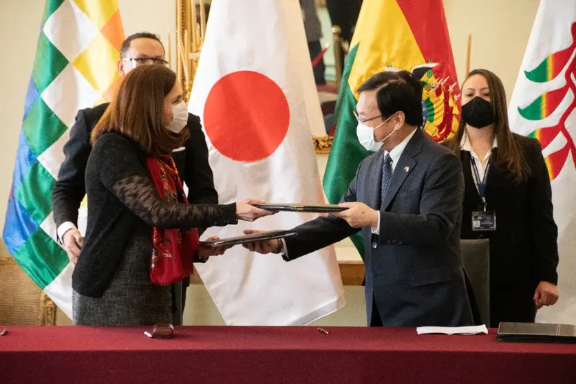 El embajador del Jap&oacute;n, Osamu Hokida, y la ministra de Relaciones Exteriores, Karen Longaric Foto: Canciller&iacute;a de Bolivia