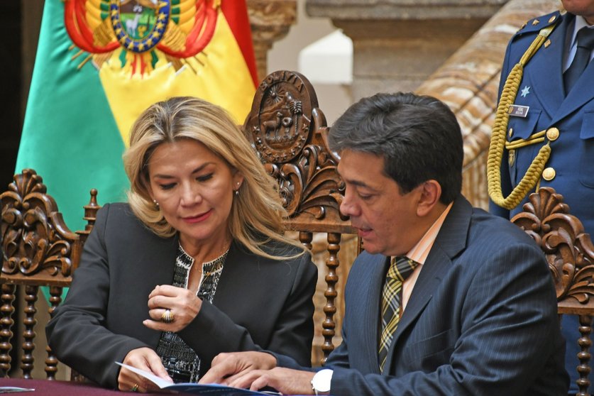 Ministro de Hidrocarburos Víctor Hugo Zamora y Presidenta del Estado de Bolivia Añez Foto: Ministerio de Hidrocapburos