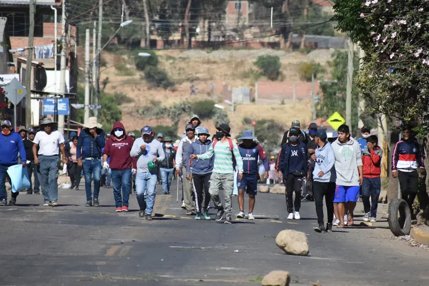 Punto de bloqueo en K'ara K'ara Foto: La Raz&oacute;n