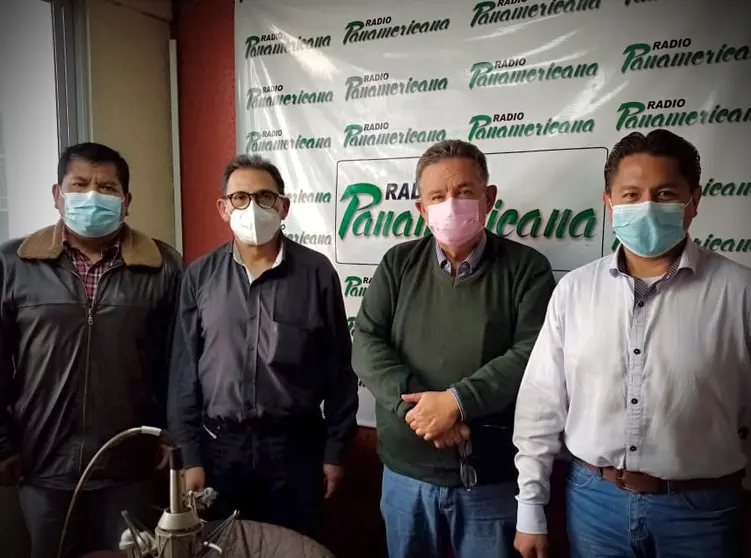 Conductor e Invitados en la grabaci&oacute;n de Di&aacute;logo en Panamericana. DE IZQUIERDA A DERECHA: ROBERTO DE LA crUZ, GONZALO TRIGOSO, LUIS EDUARDO SILES Y JOS&Eacute; LUIS FLORES