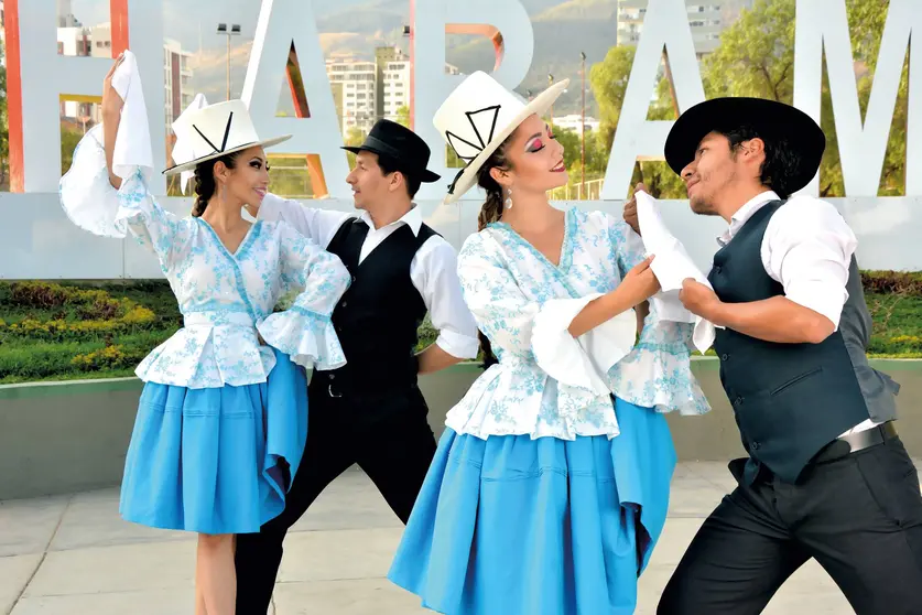 Trajes t&iacute;picos Cochabamba Foto: RRSS