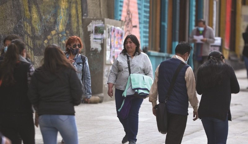 En el centro de La Paz, varias personas caminan sin usar mascarillas, pese a los contagios. Foto: Carlos Sánchez, Página Siete.