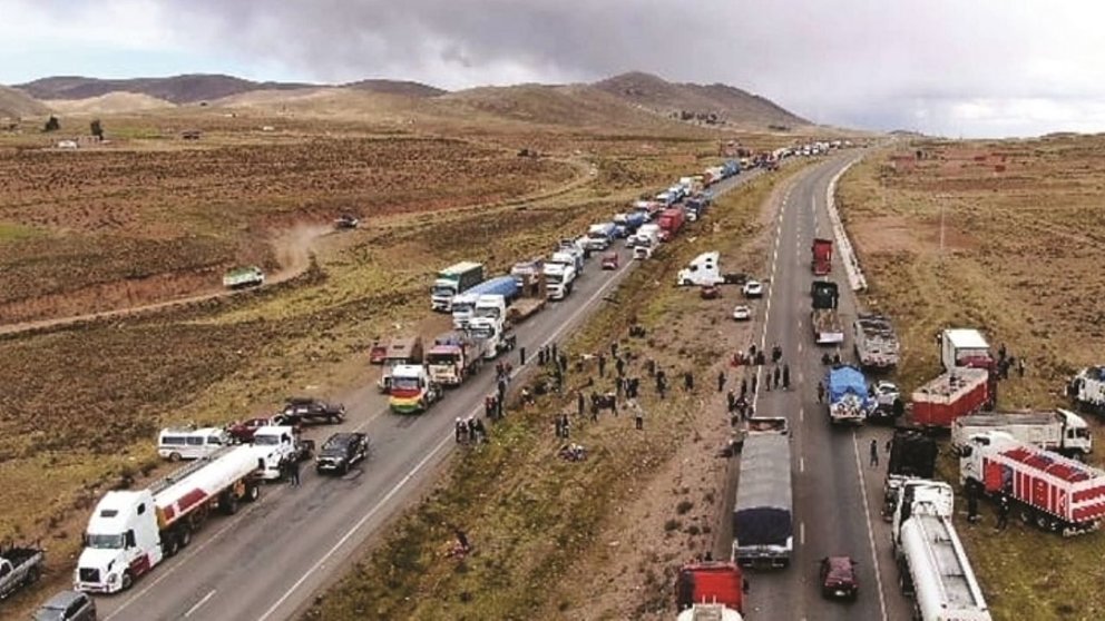 El transporte pesado bloquea la carretera en Vilaque. Foto:APG.