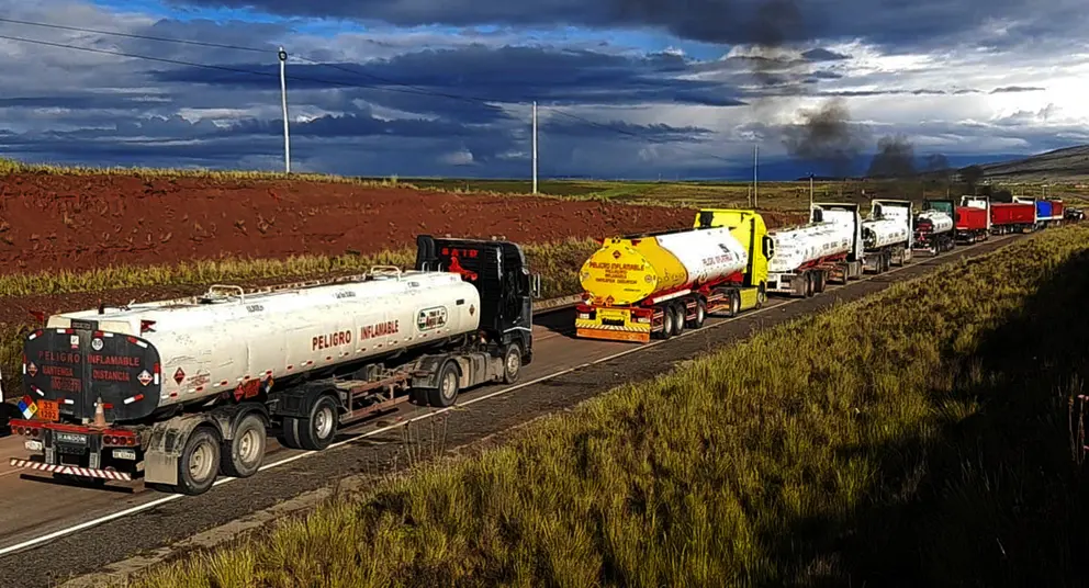 Varios camiones cisterna perjudicados por el bloqueo en la carretera a Desagudero. Foto: APG