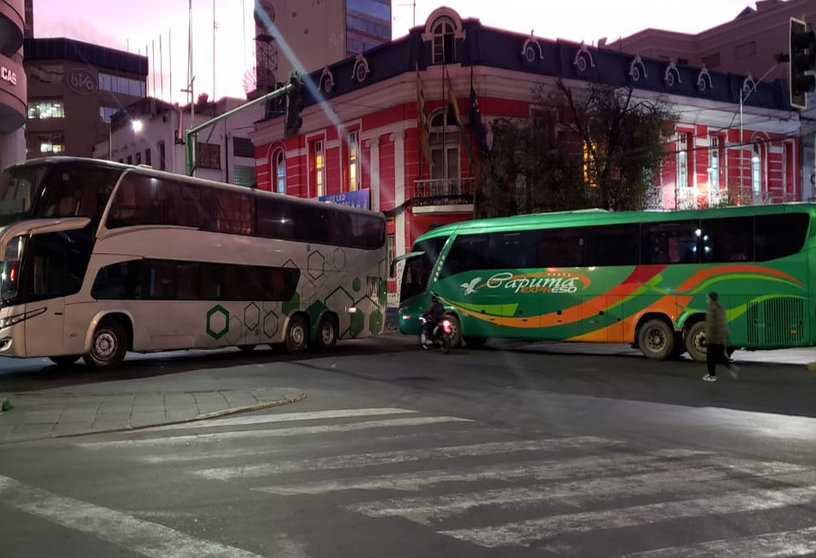 Bloqueo de buses (Foto: La Razón)