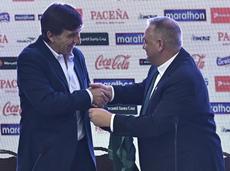 Gustavo Costas (izq.) y Fernando Costa (der.) antes de firmar el contrato. (Foto: Ramiro Pacheco)