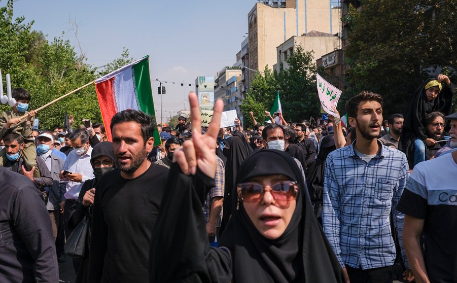 GRAF2332. TEHERAN, 23/09/2022.- Una manifestante hace el signo de la victoria en las marchas en favor del Gobierno en Teherán. Miles de iraníes marcharon este viernes en manifestaciones gubernamentales en contra las protestas que han sacudido a Irán durante la última semana por la muerte de Mahsa Amin tras ser detenida por llevar mal el velo. EFE/Jaime León