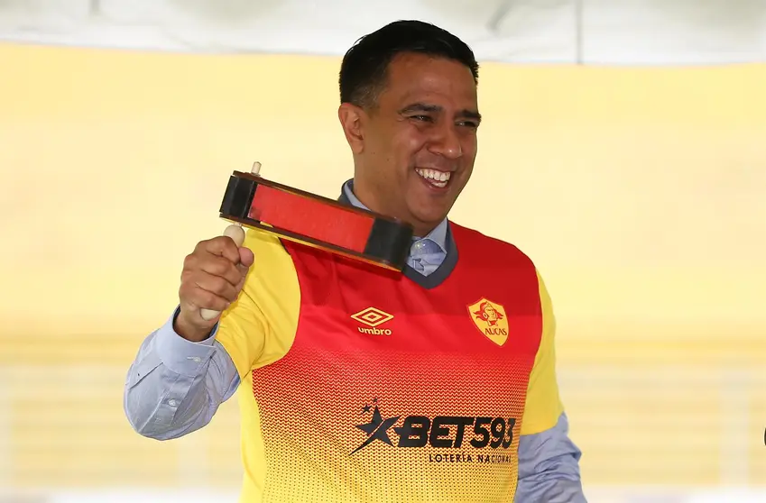 C&eacute;sar Far&iacute;as, entrenador de f&uacute;tbol. (Foto: Metro Ecuador).