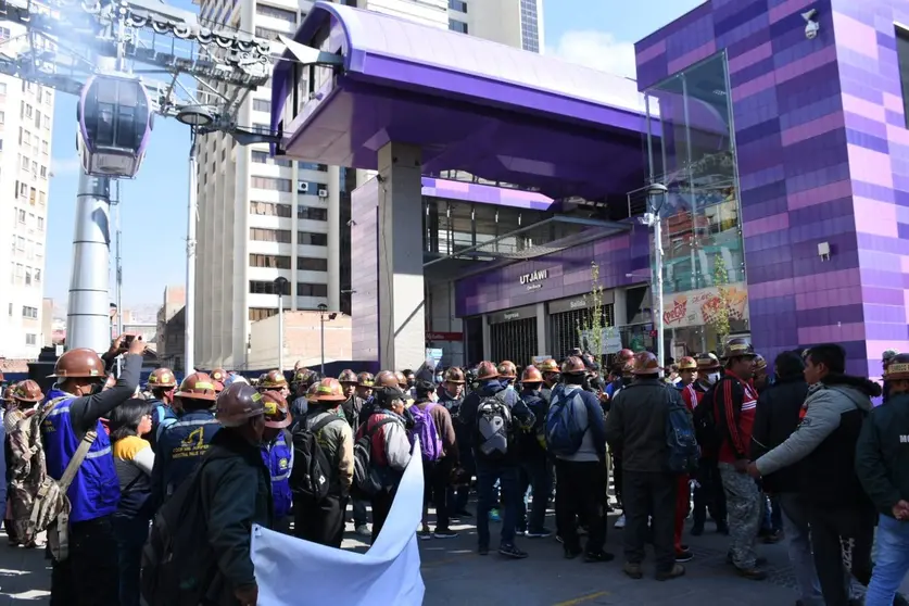 Mineros en el telef&eacute;rico morado. (Foto: Ahora el Pueblo).