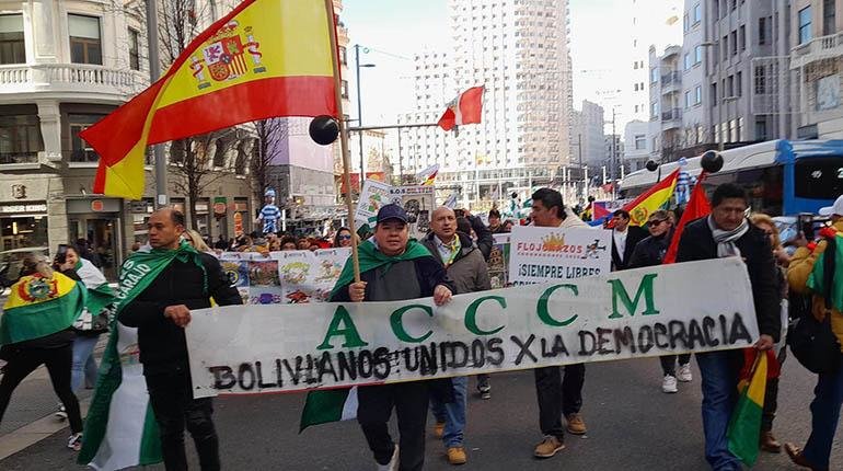 Bolivianos marchan en Madrid, España. (Foto. Los Tiempos).