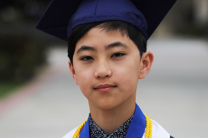Clovis Hung, el estudiante más joven en graduarse de Fullerton College. (Foto: LA Times).