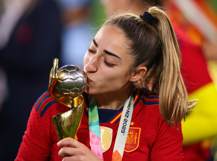 Olga Carmona con la copa del mundial femenino Foto: RRSS