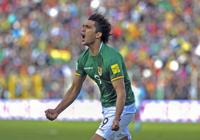 Marcelo Moreno Martins celebrando uno de sus goles en la selección boliviana. (Foto: Correo del Sur).