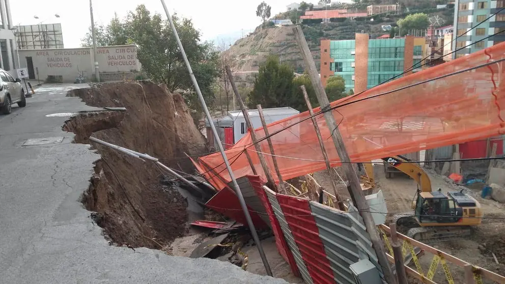 Derrumbe en Av. 20 de octubre. (Foto: Opini&oacute;n Bol).