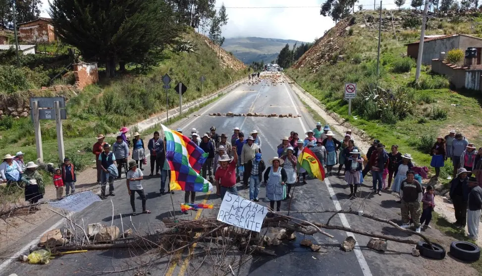 Bloqueo de carreteras, grupos afines a Evo Morales. (Foto: La Raz&oacute;n).