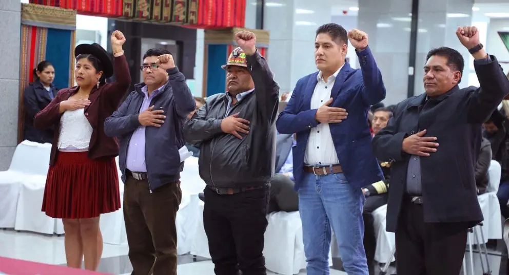 Nuevos ministros jurando. (Foto: Bol).