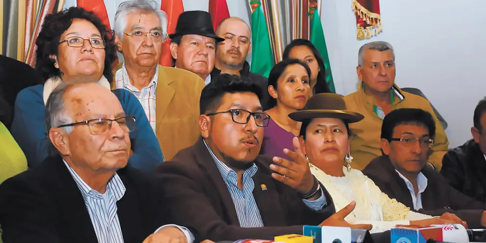 M&eacute;dicos y diputados en su sesi&oacute;n para lograr acuerdos. (Foto: AHEP).