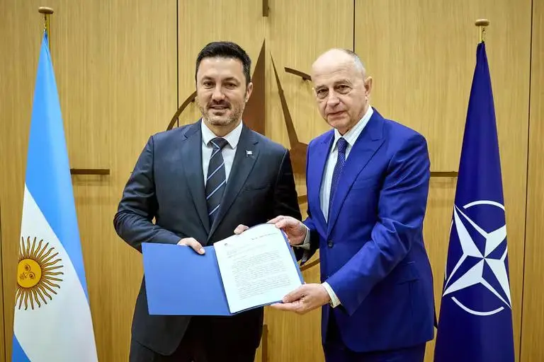 El ministro Petri junto al secretario general adjunto de la OTAN,  Mircea Geoana. (Foto: Infobae).
