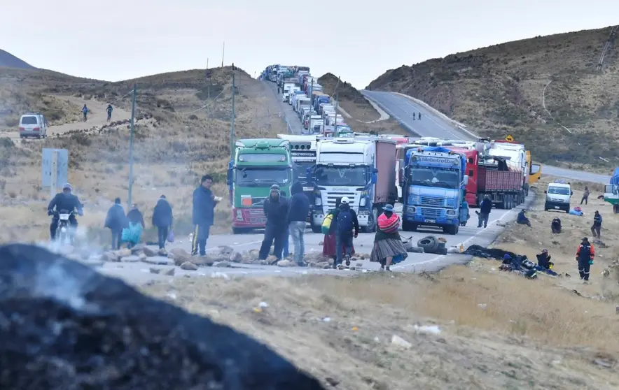 Bloqueo carretera La Paz-Oruro (Foto: La Raz&oacute;n).
