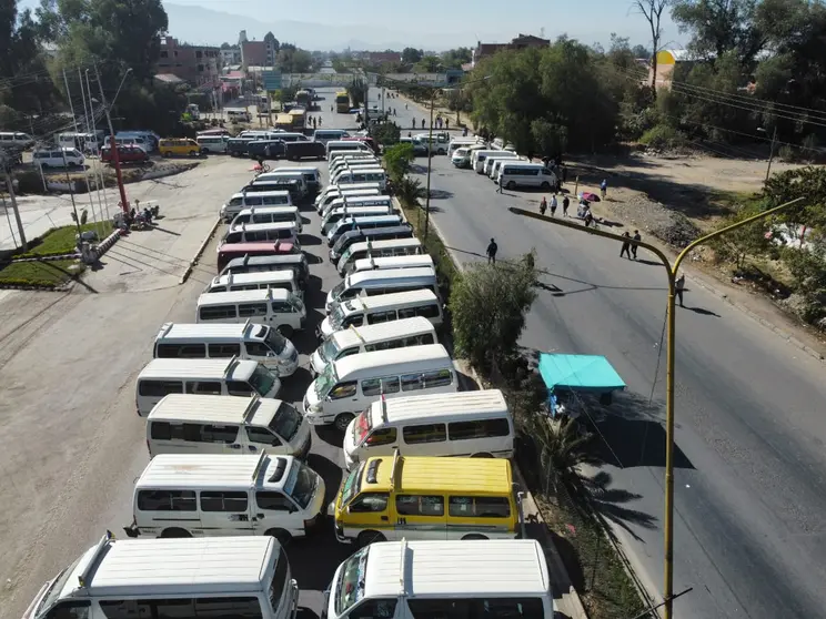 Transportistas cochabambinos bloquean. (Foto: La Raz&oacute;n).