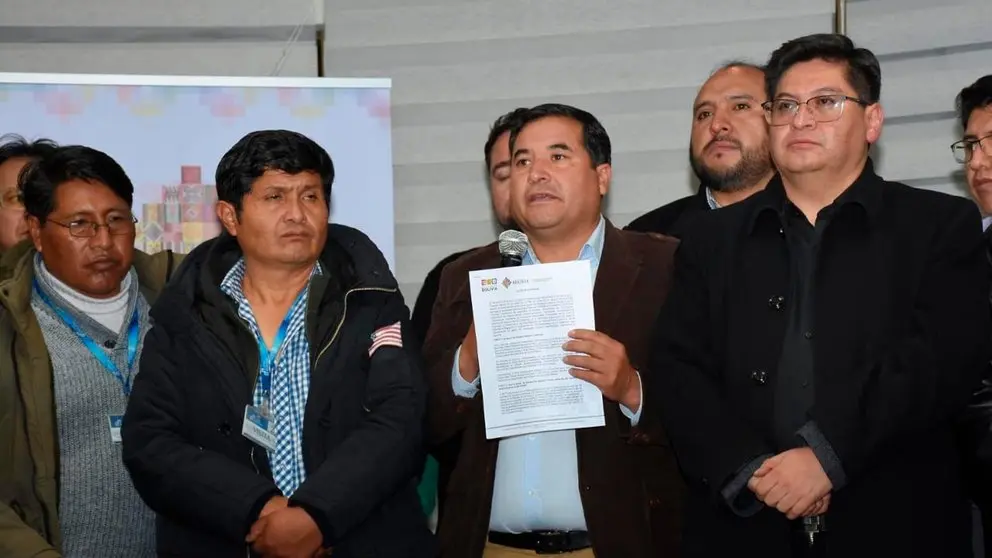 Representantes del transporte pesado y el ministro de econom&iacute;a, Marcelo Montenegro. (Foto: Opini&oacute;n).
