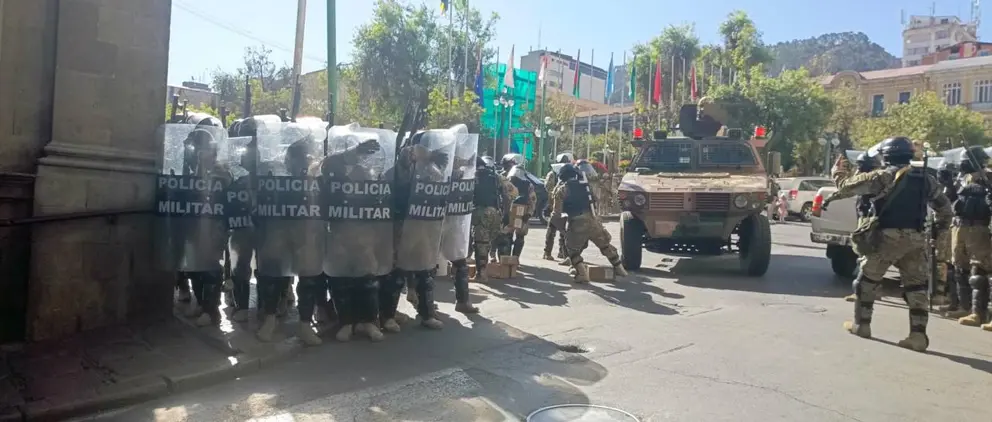 Militares en la plaza Murillo. (Foto: Edwin Chura, Unitel).
