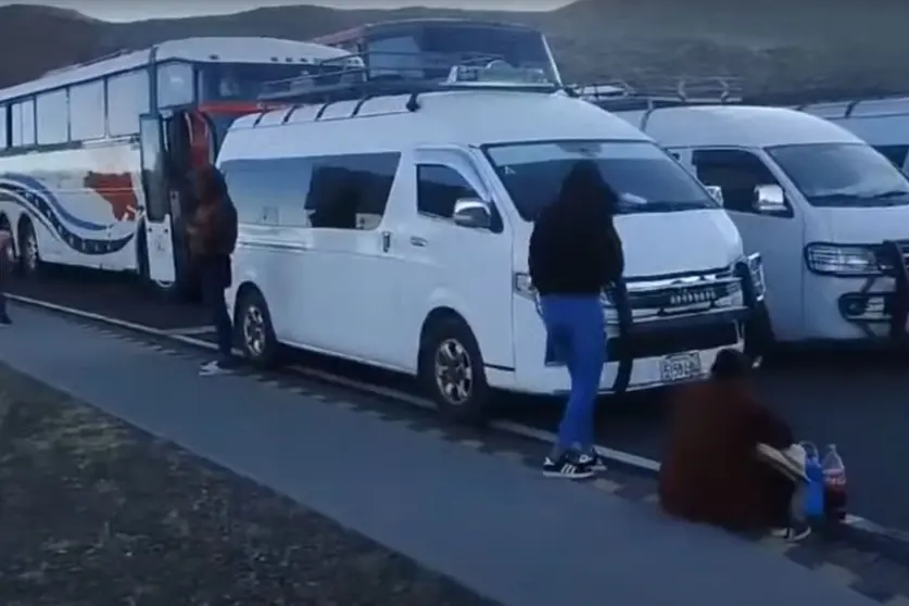 Transporte orure&ntilde;o bloqueo. (Foto: La Raz&oacute;n).