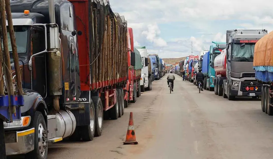Transporte pesado Bolivia. (Foto: El D&iacute;a).