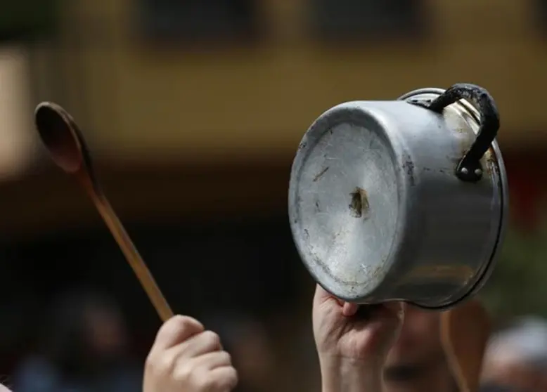 Cacerolazo. (Foto: El Pa&iacute;s).