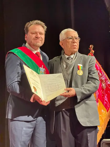 El consejal, Oscar Sogliano entrega el reconocimiento a Daniel S&aacute;nchez, director de Radio Panamericana.