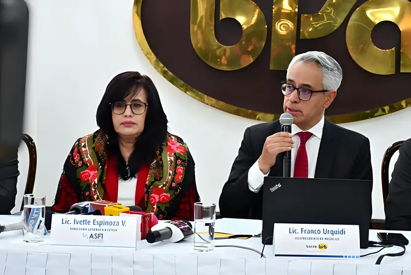 Lic. Ivette Espinoza (Directora General Ejecutiva ASFI) y Lic. Franco Urquidi (Vicepresidente de Negocios Banco BISA) en conferencia de prensa sobre USDT. Foto: Banco BISA