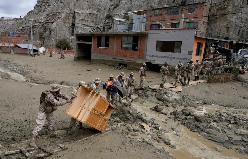 Los soldados recuperan un mueble de una casa inundada por un deslizamiento de tierra provocado por las fuertes lluvias en La Paz, Bolivia, el domingo 24 de noviembre de 2024.
(AP Foto/Juan Karita)