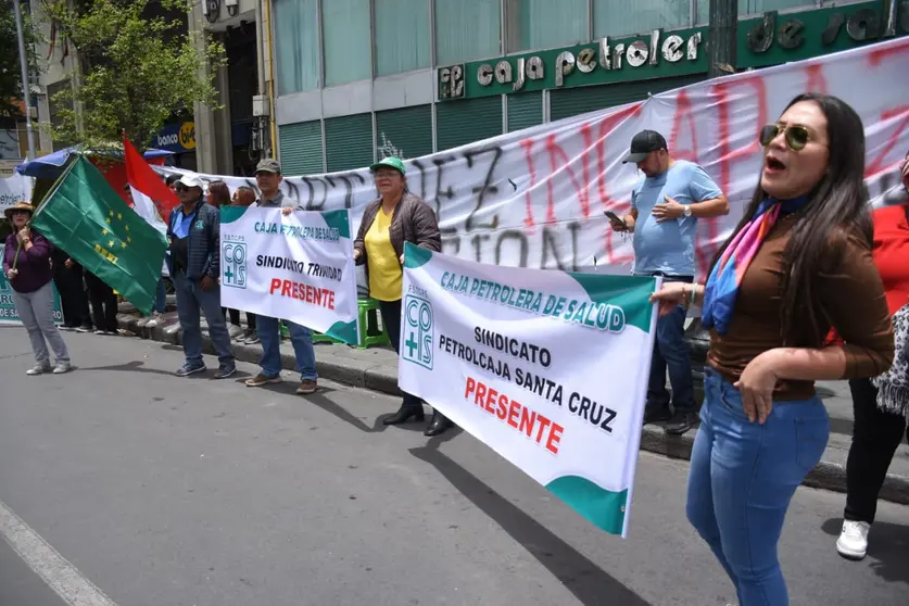 Trabajadores de la Caja Petrolera de Salud. (Foto: La Patria).