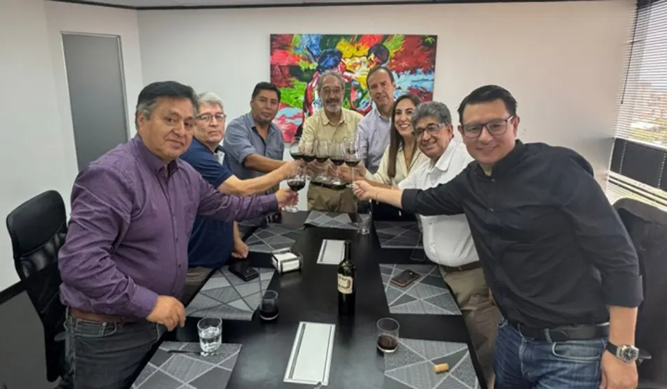Jorge 'Tuto' Quiroga con miembros del FRI. (Foto: Br&uacute;jula Digital).