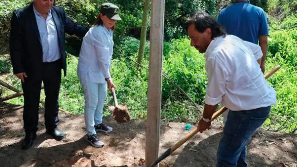 Primer poste de la valla divisoria en la frontera de Bolivia y Argentina. (Foto. Opini&oacute;n).