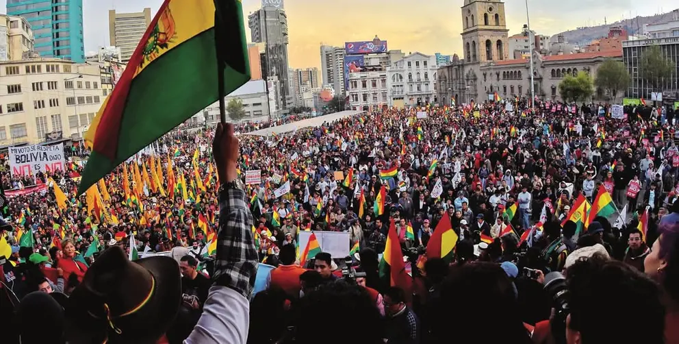 21 F, gente manifestandose. (Fot. RR. SS.).